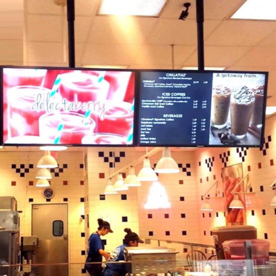 plafond gemonteerde televisie - Restaurant