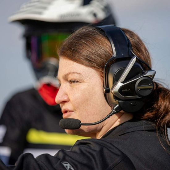 Full-duplex intercom SENA 20S gemonteerd op Earmuff Cradle