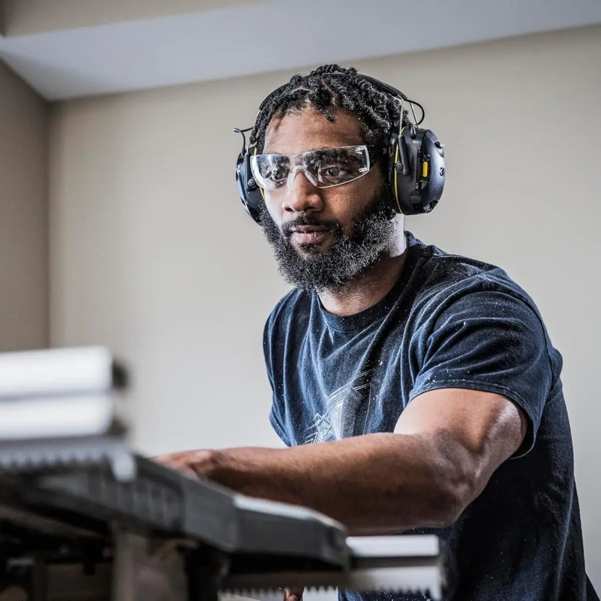 Headset 3M Worktunes Bluetooth-geluidsbescherming tijdens het luisteren naar muziek