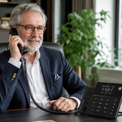 Vaste telefoon met 4G SIM-kaart op een bureau