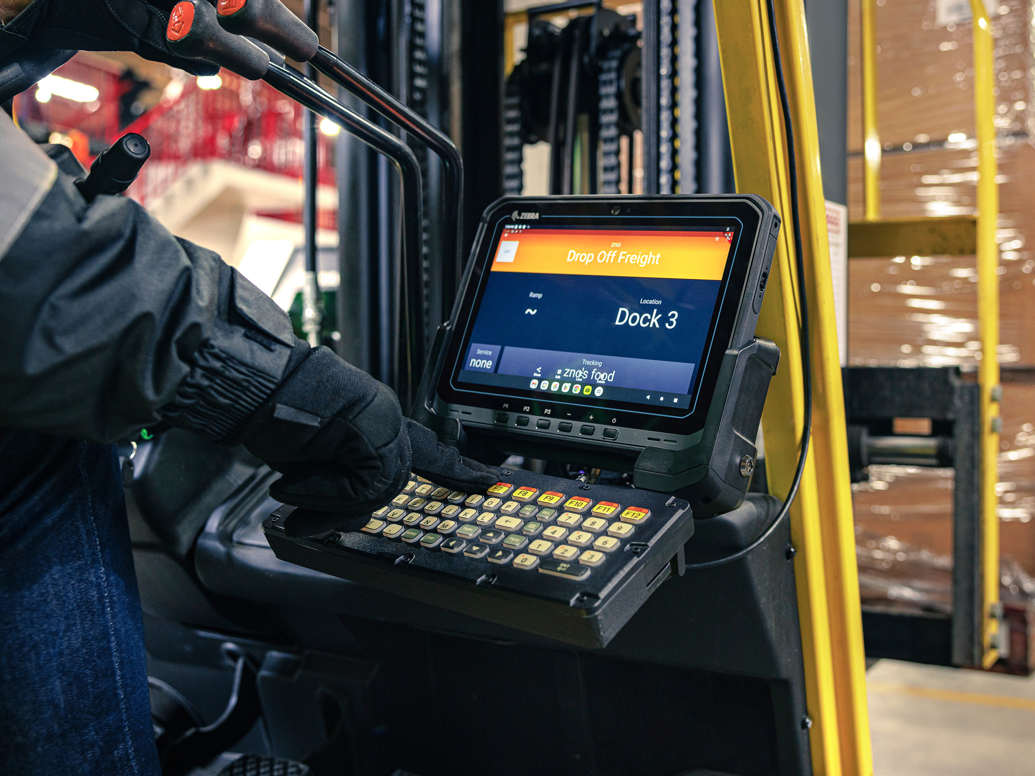 ZEBRA ET60 Android monté sur chariot roulant en entrepôt