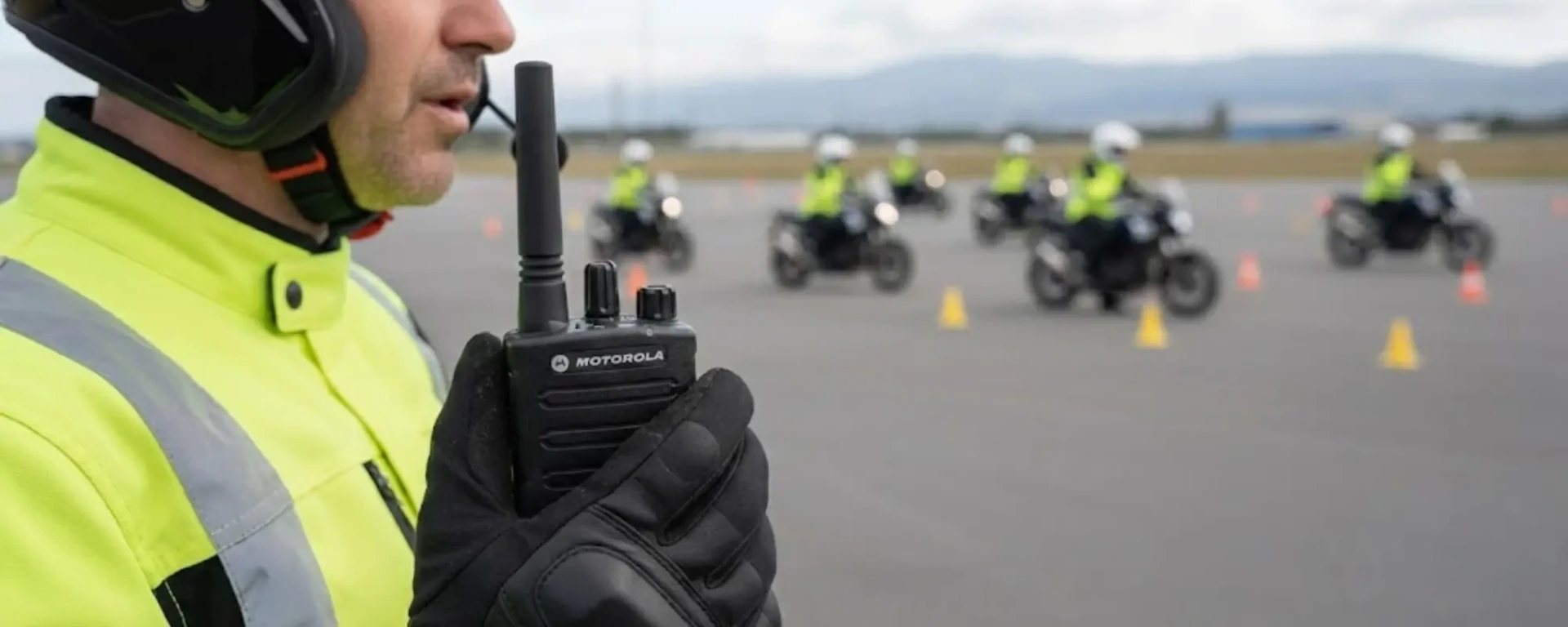 Motorinstructeur die een Motorola XT420 gebruikt