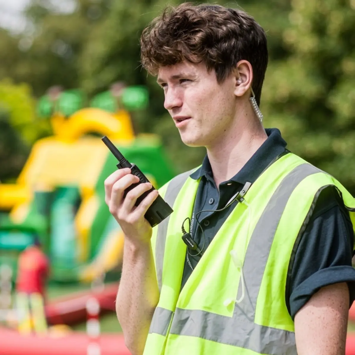 Motorola XT420 walkietalkie gebruikt buiten met oortje voor begeleiding en veiligheid.